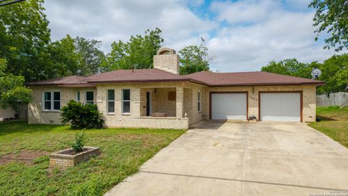 1607 7th St, Floresville, TX, 78114-2363 | Card Image