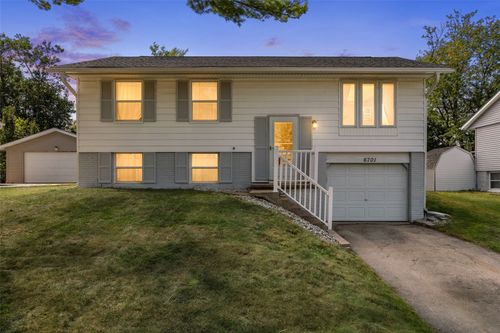 6701 Arbor Ln Ne, Cedar Rapids, IA, 52402-5903 | Card Image