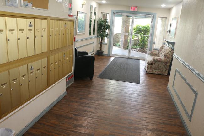 Lobby with recessed lighting | Image 5