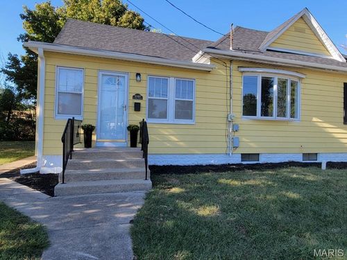 1021 E Main St, Staunton, IL, 62088-1201 | Card Image