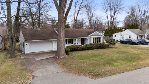 33776 Rhonswood St, Farmington Hills, MI, 48335-5255 | Card Image