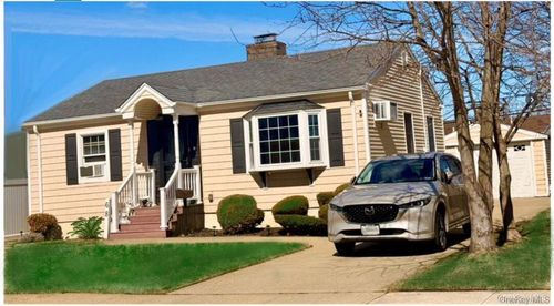 68 Robert St, Freeport, NY, 11520-6236 | Card Image