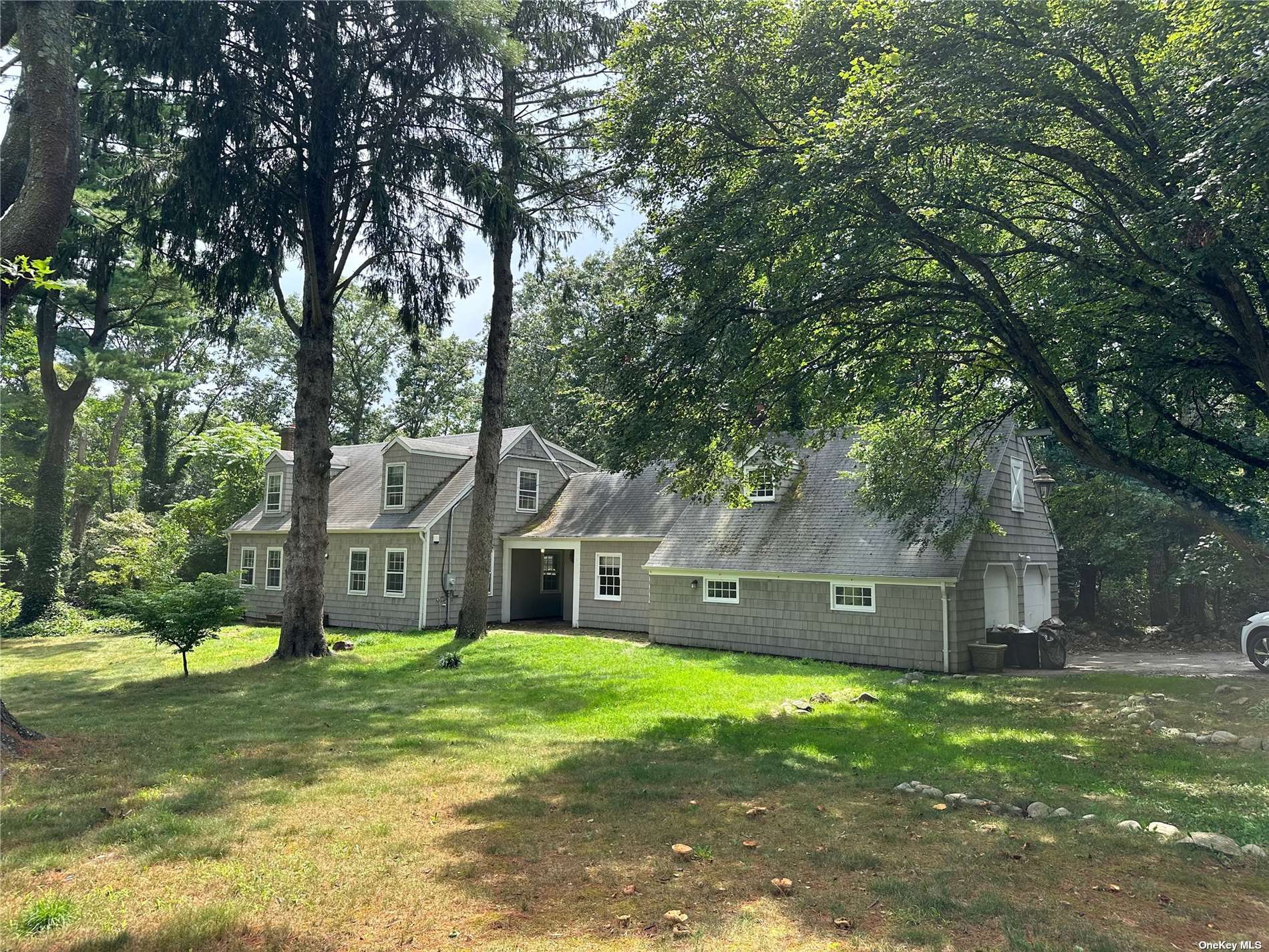 Laurel Ln, Syosset, NY 11791