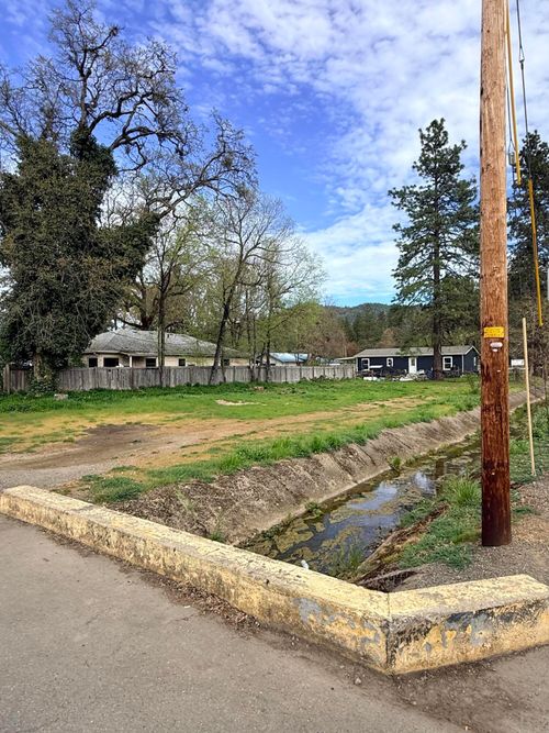 237 S Caves Ave, Cave Junction, OR, 97523-9864 | Card Image