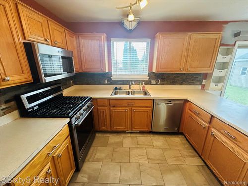 19119 Theresa Blvd, Rockwood, MI, 48173-8632 | Card Image