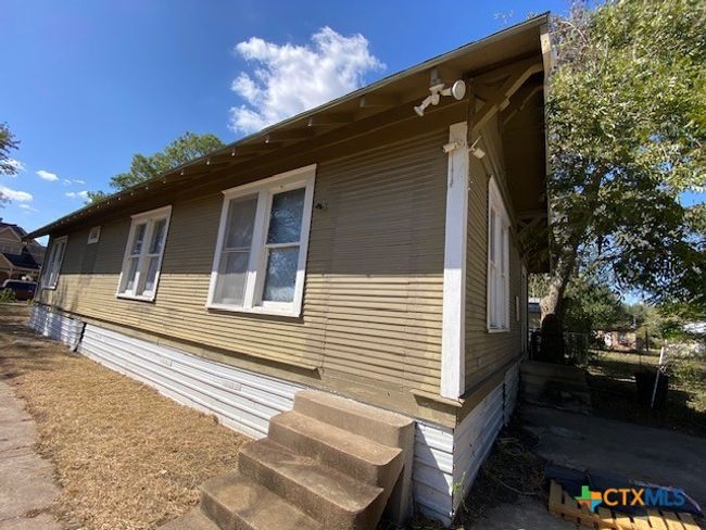 409 E Hochheim St, House other with 3 bedrooms, 2 bathrooms and null parking in Yoakum TX | Image 16