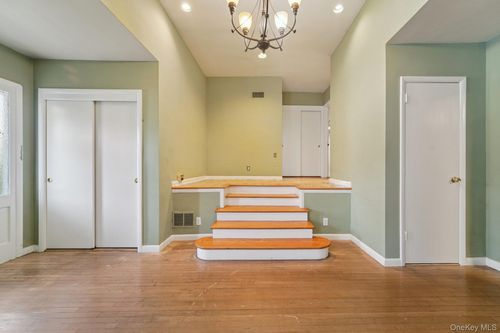 24 Pamela Ln, New Rochelle, NY, 10804-2404 | Card Image