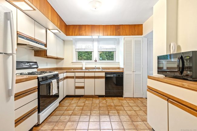 80 Josephine Evaristo Ave, Home with 6 bedrooms, 4 bathrooms and 4 parking in Greenwich CT | Image 11