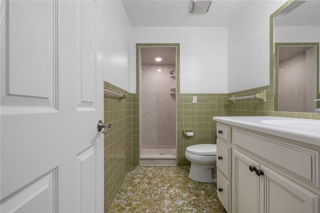 Main Floor Guest Bath | Image 31