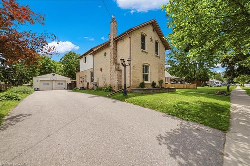 32 Clench Ave, Brantford, ON, N3T1B6 | Card Image