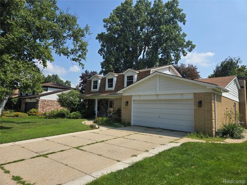 17328 Mcnamara Dr, Livonia, MI, 48152-3114 | Card Image