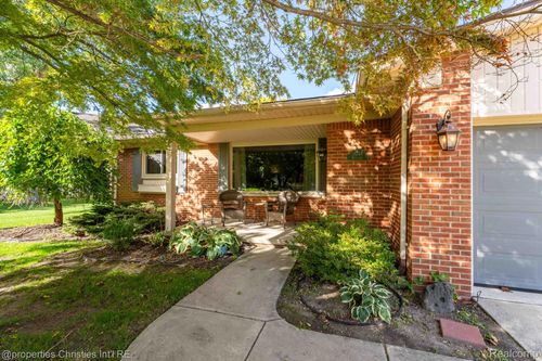 18544 Williams St, Livonia, MI, 48152-2800 | Card Image