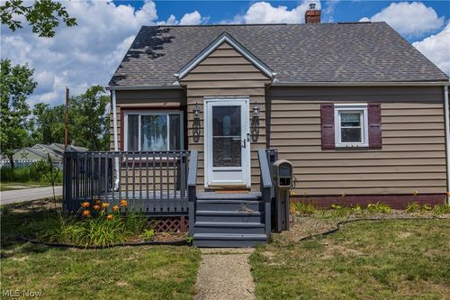 33 Pierce Ave, Cuyahoga Falls, OH, 44221-2136 | Card Image