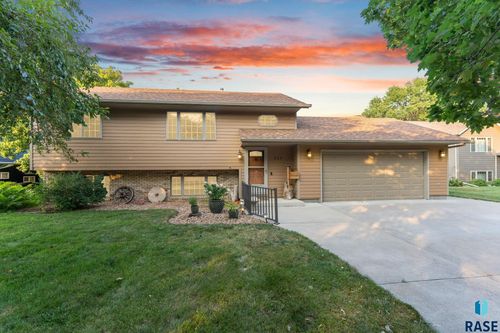 520 S Nicholas Ave, Brandon, SD, 57005-1156 | Card Image