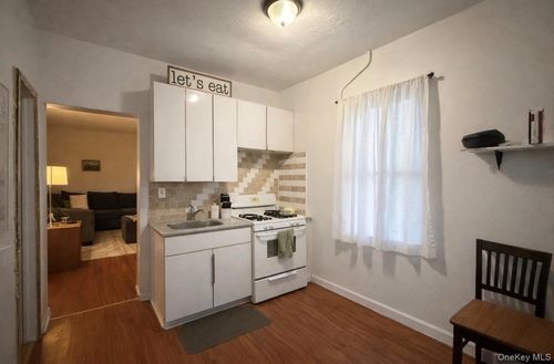 8 Vermont St, Long Beach, NY, 11561-1458 | Card Image