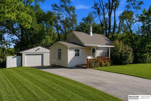 7082 Binney St, Omaha, NE, 68104-3149 | Card Image
