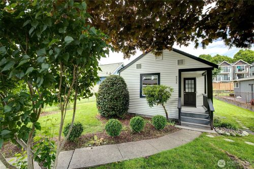 9234 36th Ave Sw, Seattle, WA, 98126-3829 | Card Image