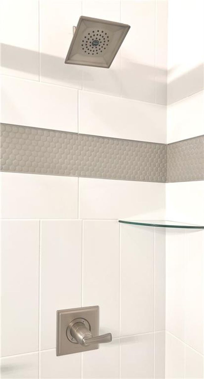 Detail view of tiled shower | Image 12