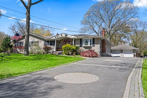 24 Croft Ln, Smithtown, NY, 11787-4110 | Card Image
