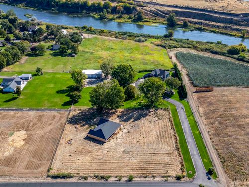 90404 W Hess Rd, Prosser, WA, 99350-7669 | Card Image