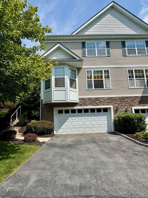 8 Green Ct, Middletown, NY, 10940-2670 | Card Image