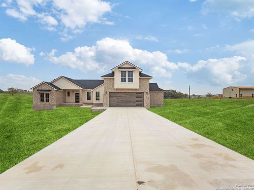 197 Lakeview Cir, La Vernia, TX, 78121-5101 | Card Image