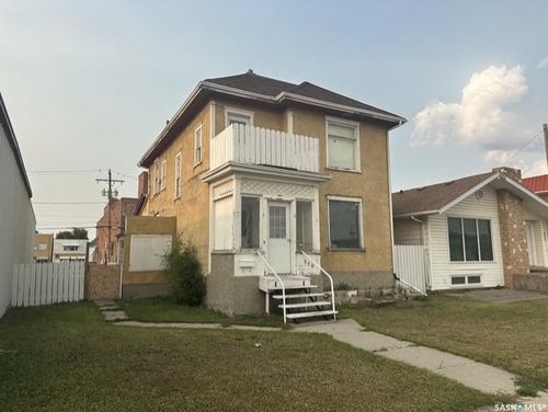 310 High Street W, House with 4 bedrooms, 2 bathrooms and 3 parking in Moose Jaw SK | Card Image