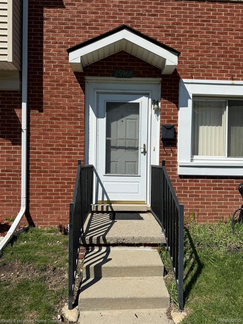 25968 Jeanette Ct, Roseville, MI, 48066-3828 | Card Image