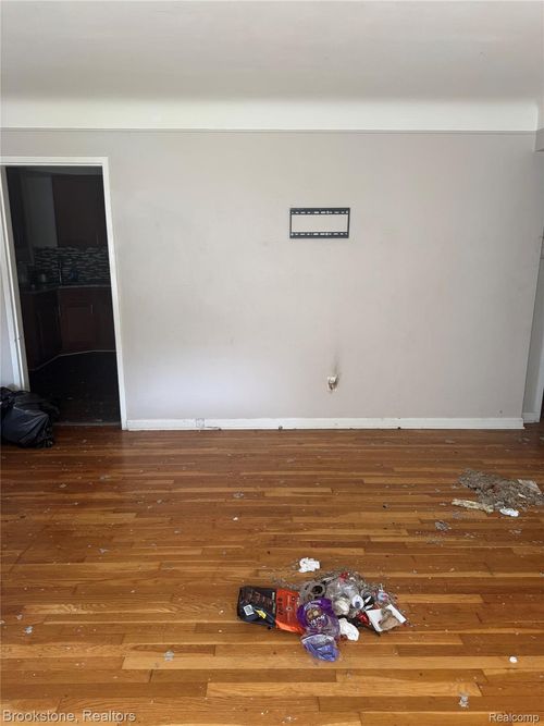 20491 Sumner, Redford, MI, 48240-1032 | Card Image