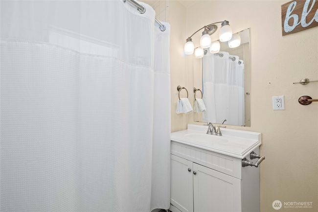 Second story full bath | Image 15