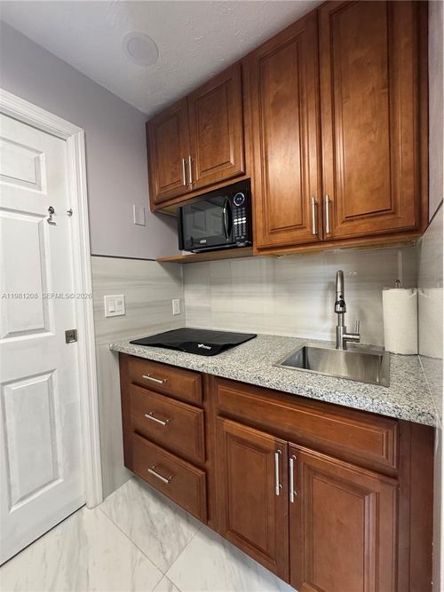 na-3316 Nw 36th Ave, Lauderdale Lakes, FL, 33309-5318 | Card Image