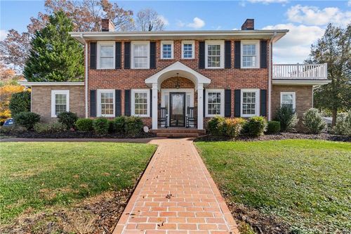 528 Country Club Rd, Mount Airy, NC, 27030-2312 | Card Image