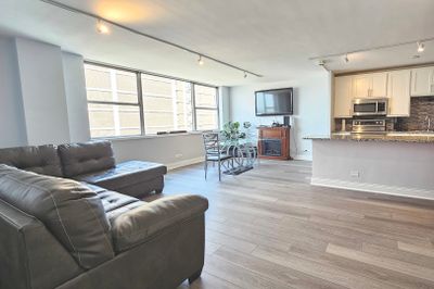 18B - 6301 N Sheridan Road, Condo with 2 bedrooms, 2 bathrooms and null parking in Chicago IL | Image 3