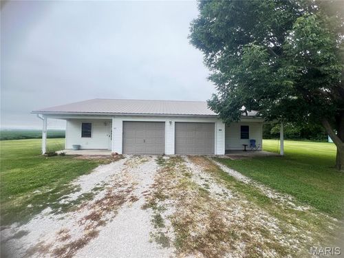 812 W Douglas St, New Douglas, IL, 62074-1404 | Card Image