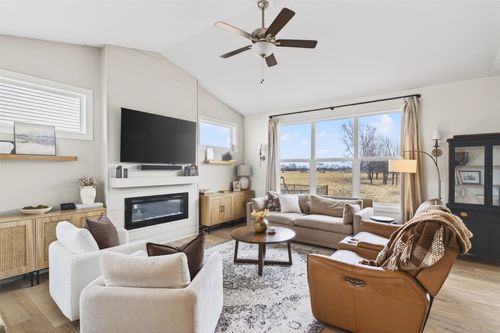 63 Se Dorr Dr, Pleasant Hill, IA, 50327-8564 | Card Image