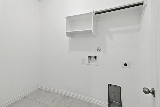 Laundry room featuring hookup for a gas dryer, hookup for an electric dryer, washer hookup, and light tile patterned flooring | Image 18