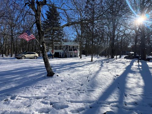 4469 Pine Ridge Dr, Bushkill, PA, 18324-8422 | Card Image