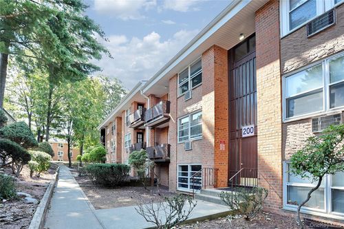 apt-e-200 Kearsing Pkwy, Monsey, NY, 10952-7202 | Card Image