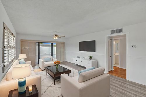 ph4n-2924 Day Ave, Coconut Grove, FL, 33133-5283 | Card Image