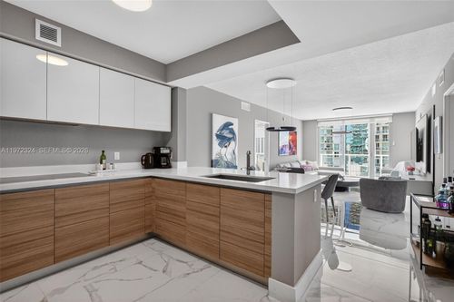 4-804-300 Sunny Isles Blvd, Sunny Isles Beach, FL, 33160-5637 | Card Image