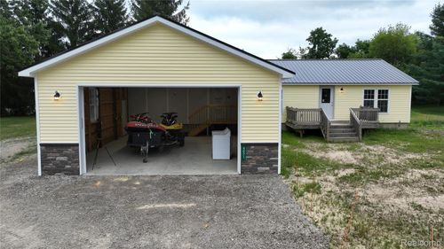 4071 S Mill Rd, Dryden, MI, 48428-9233 | Card Image