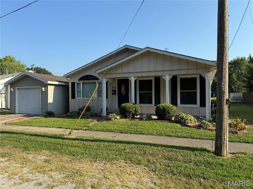 132 E Fortune St, Virden, IL, 62690-1115 | Card Image