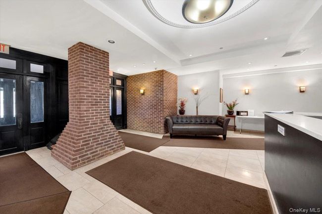 Front Lobby w. 24-Hour Concierge | Image 27