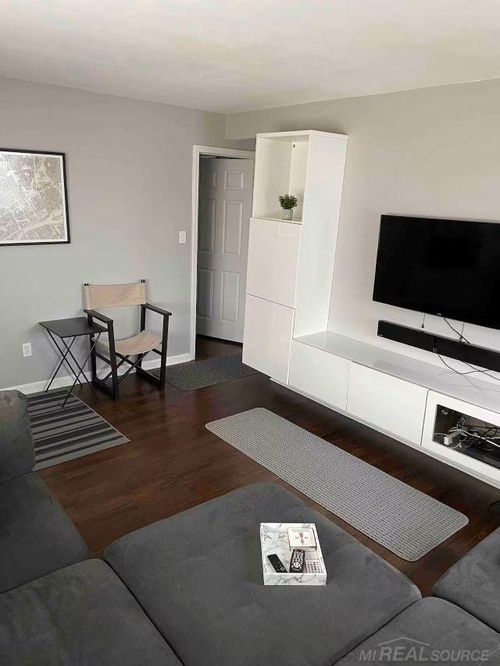 424 W Tacoma St, Clawson, MI, 48017-1917 | Card Image