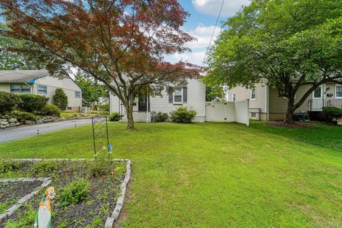 10 Ward St, Suffern, NY, 10901-6812 | Card Image