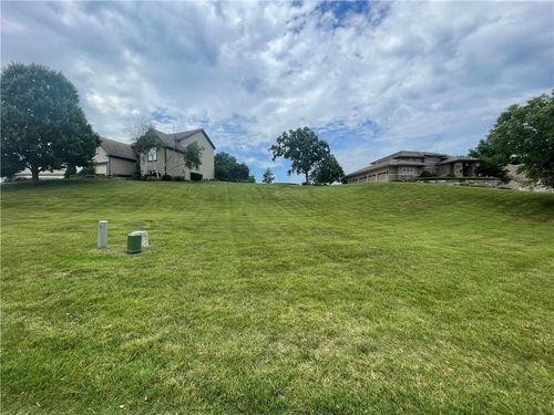 6532 Claret, Parkville, MO, 64152-6086 | Card Image