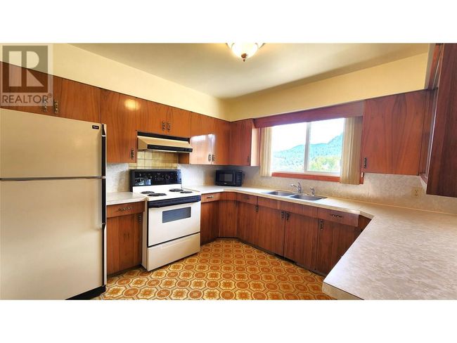 3900 Woodland Dr, House other with 3 bedrooms, 3 bathrooms and 3 parking in Trail BC | Image 8