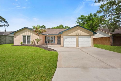 1916 Tracy Lynn Ln, Alvin, TX, 77511-3830 | Card Image