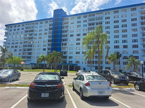 1015-4001 Hillcrest Dr, Hollywood, FL, 33021-7927 | Card Image