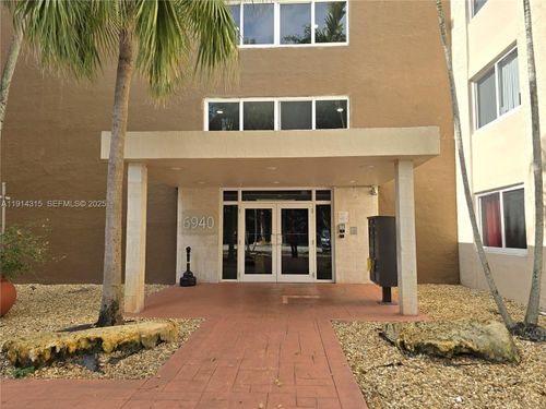 1319-6940 Nw 186th St, Hialeah, FL, 33015-3252 | Card Image